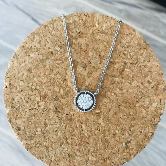Round zirconia stone embellished pendant necklace - Picture 3 of 8